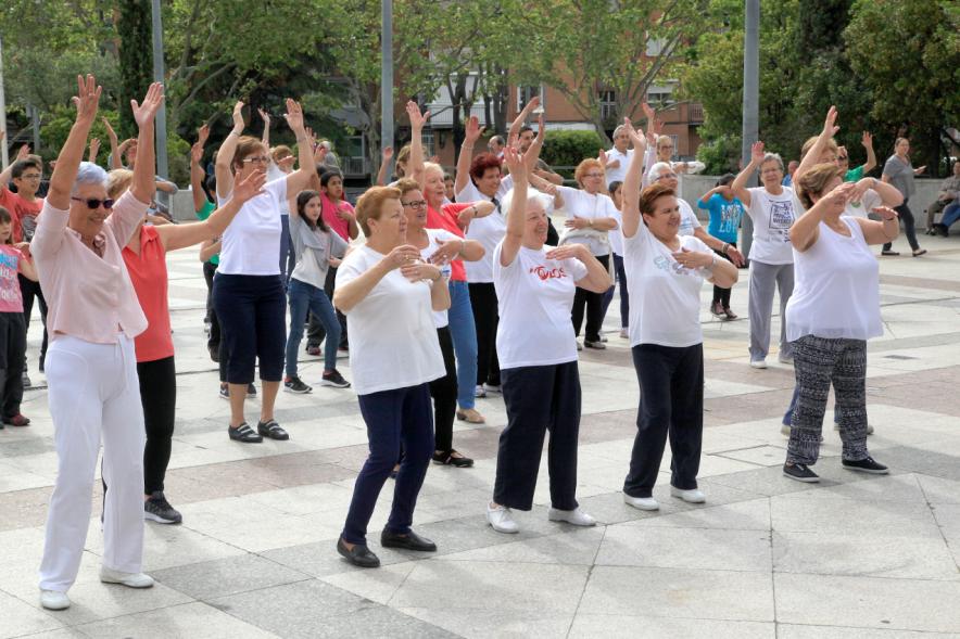 Semana del Mayor 2016 - Aerobic en la Plaza Mayor - Mayores recibiendo clase de Aerobic al aire libre.
