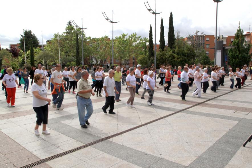Semana del Mayor 2016 - Aerobic en la Plaza Mayor - Mayores recibiendo clase de Aerobic al aire libre.