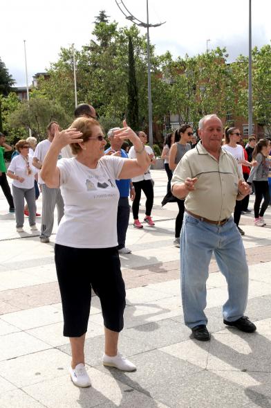 Semana del Mayor 2016 - Aerobic en la Plaza Mayor - Mayores recibiendo clase de Aerobic al aire libre.