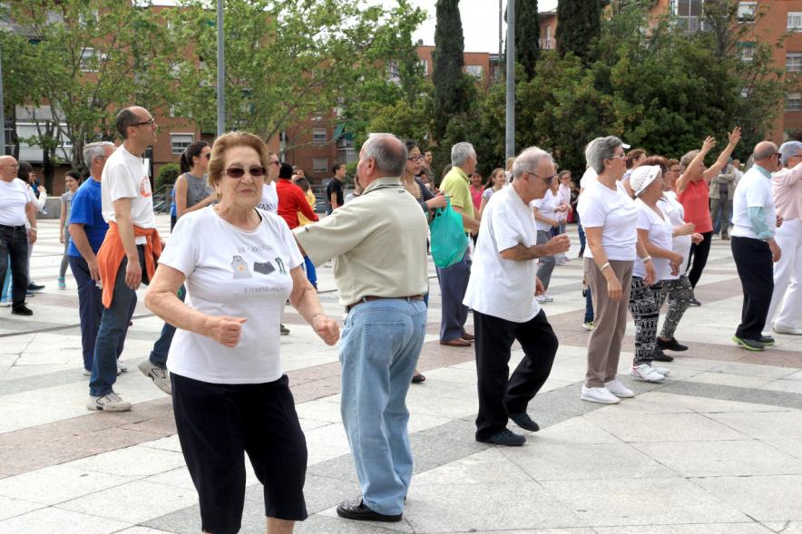 Semana del Mayor 2016 - Aerobic en la Plaza Mayor - Mayores recibiendo clase de Aerobic al aire libre.