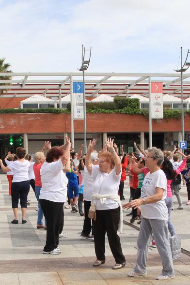 Semana del Mayor 2016 - Aerobic en la Plaza Mayor - Mayores recibiendo clase de Aerobic al aire libre.