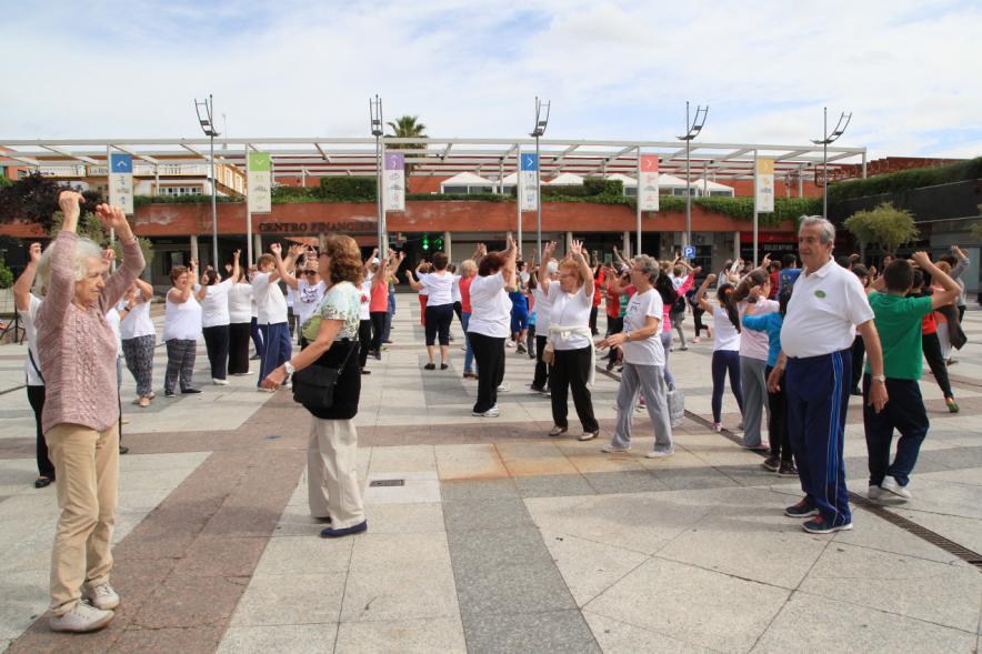 Semana del Mayor 2016 - Aerobic en la Plaza Mayor - Mayores recibiendo clase de Aerobic al aire libre.