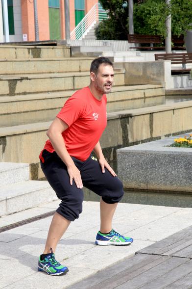 Semana del Mayor 2016 - Aerobic en la Plaza Mayor - Monitor impartiendo clase de Aerobic al aire libre.