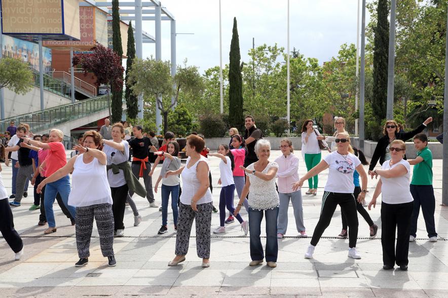 Semana del Mayor 2016 - Aerobic en la Plaza Mayor - Mayores recibiendo clase de Aerobic al aire libre.