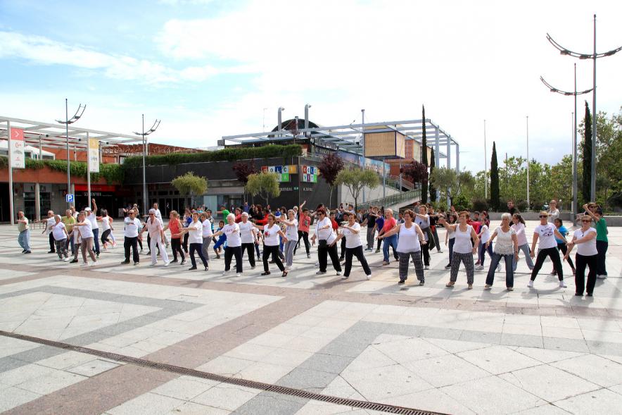 Semana del Mayor 2016 - Aerobic en la Plaza Mayor - Público en general recibiendo clase de Aerobic al aire libre.