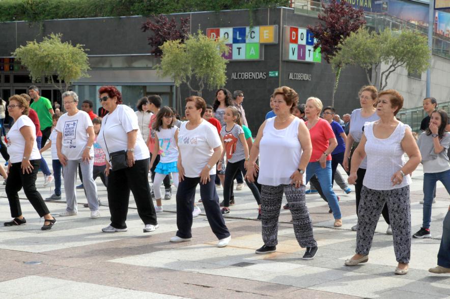 Semana del Mayor 2016 - Aerobic en la Plaza Mayor - Mayores recibiendo clase de Aerobic al aire libre.