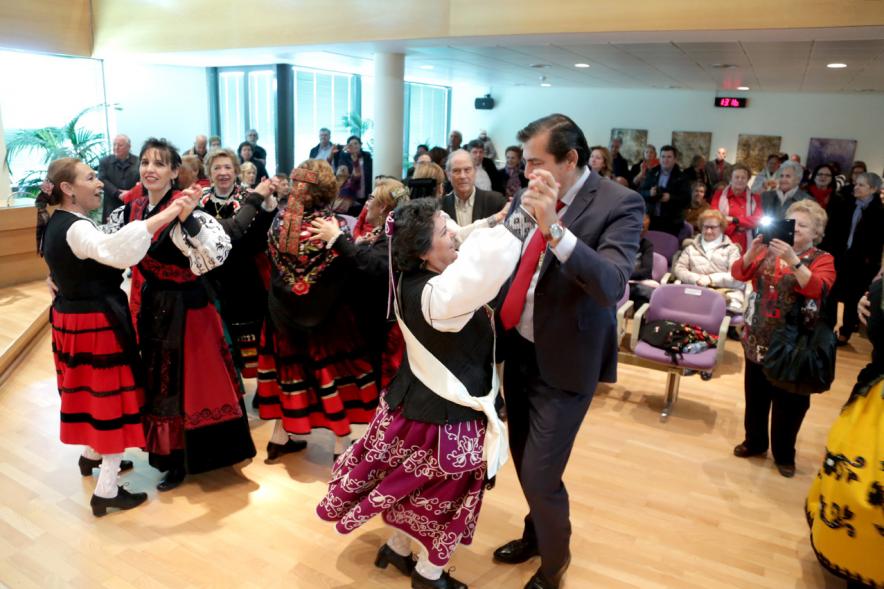 Fiesta de las Aguedas 2018 - Primer plano del concejal bailando con una Águeda.