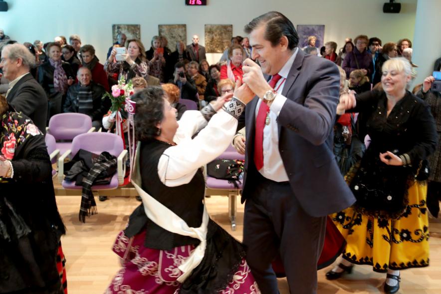 Fiesta de las Aguedas 2018 - Primer plano del concejal bailando con una Águeda.