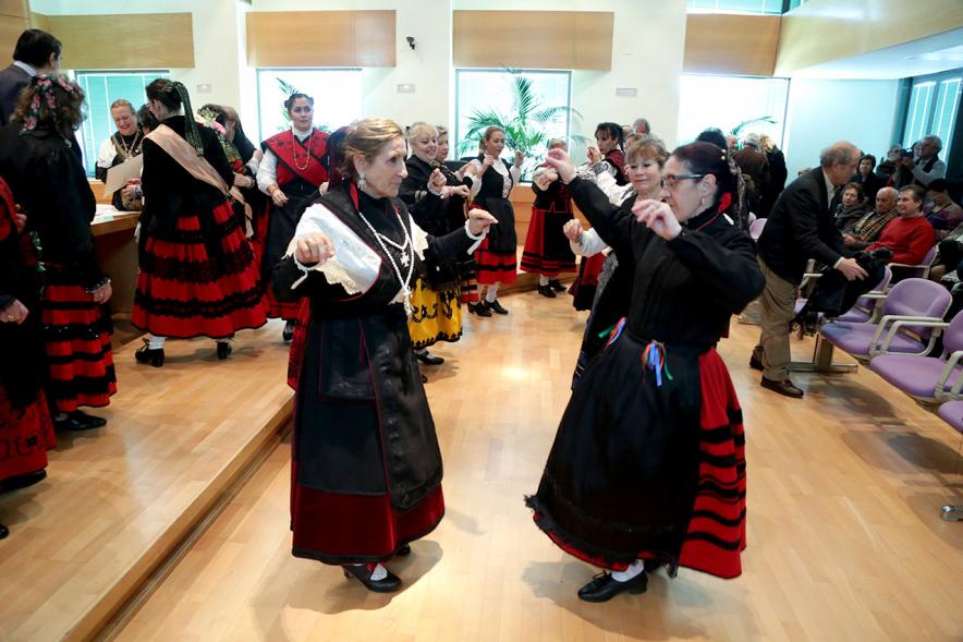 Fiesta de las Aguedas 2018 - Primer plano de dos  Águedas bailando.