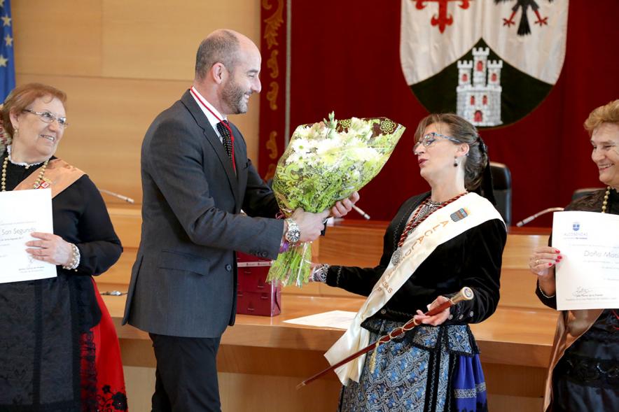 Día de las Águedas 2017 - Entrega de flores a la Águeda alcaldesa.