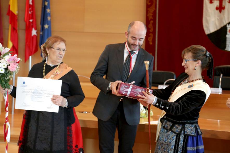 Día de las Águedas 2017 -  Entrega de un  regalo s a la Águeda alcaldesa.