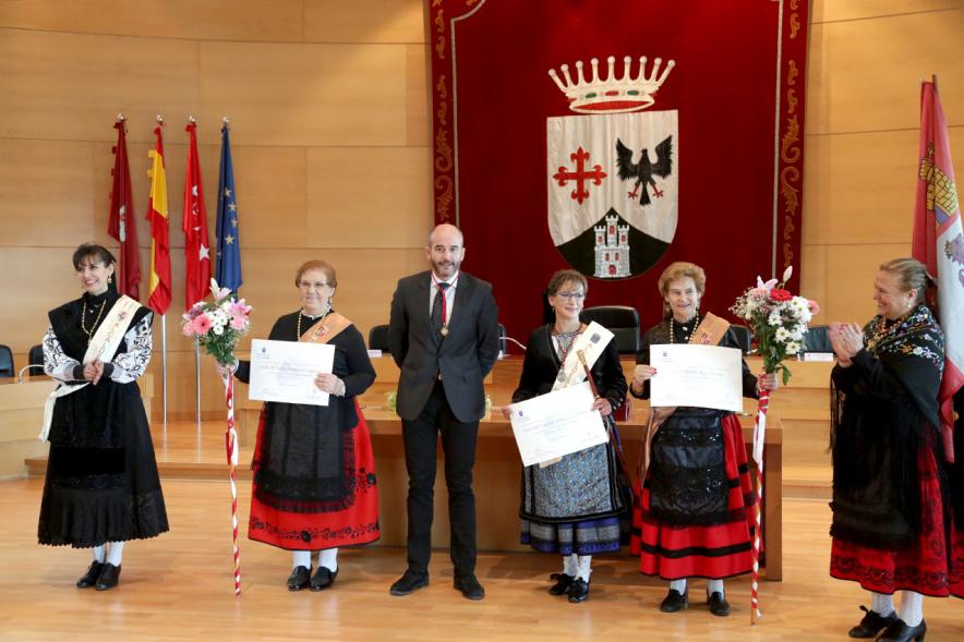 Día de las Águedas 2017 -  Las Águedas con sus diplomas.