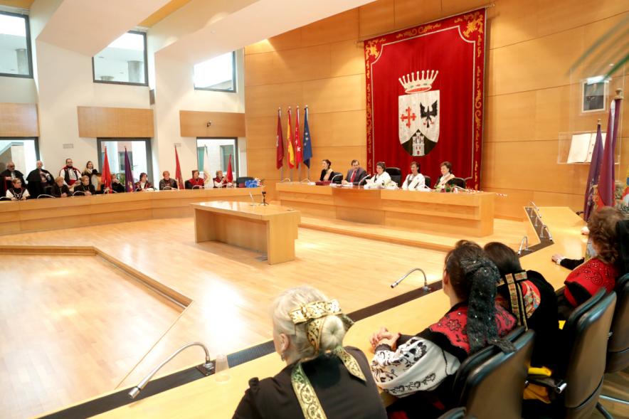 Fiesta de las Aguedas 2018 - Imagen trasera del pleno con las Águedas.