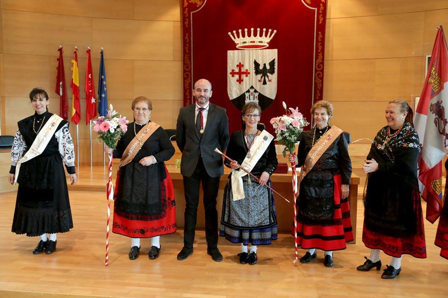 Día de las Águedas 2017 - Posado autoridad municipal con las Águedas.