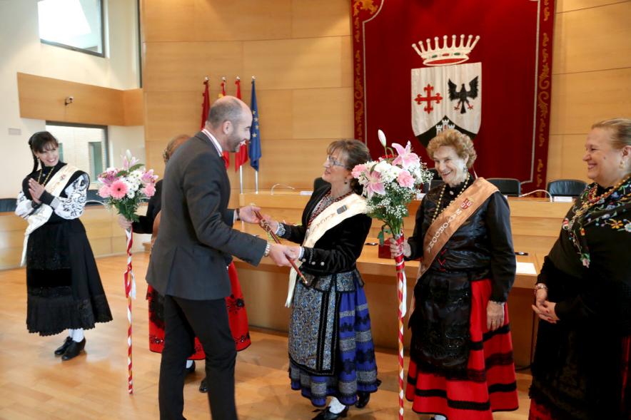 Día de las Águedas 2017 -Entrega de flores a la Águeda alcaldesa.
