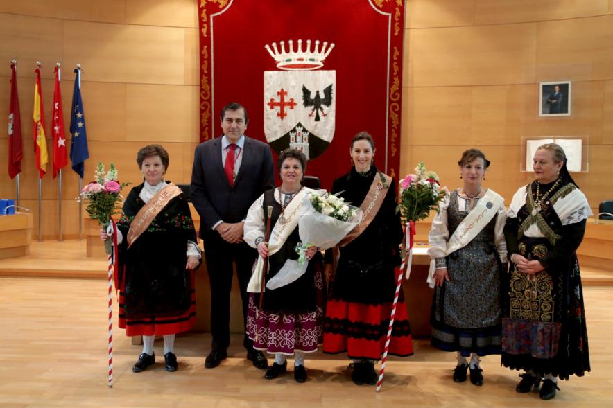 Fiesta de las Aguedas 2018 - Posado de las Águedas con el concejal.