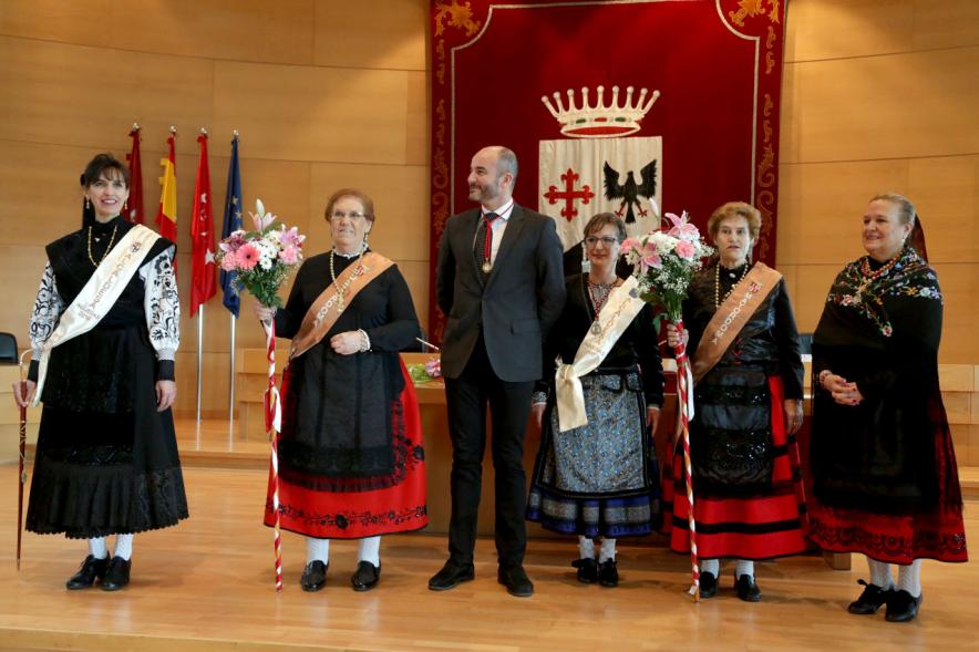 Día de las Águedas 2017 - Un concejal con las Águedas.