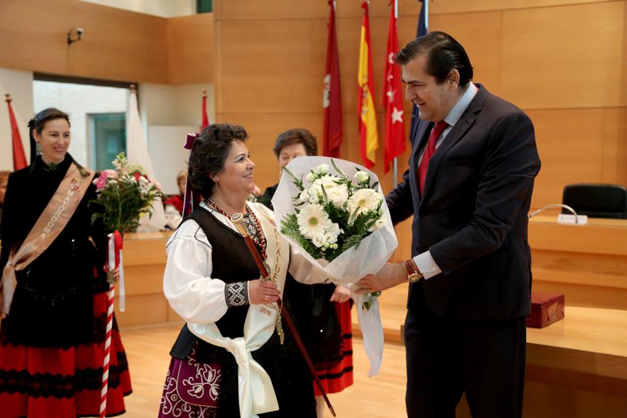 Fiesta de las Aguedas 2018 -  Entrega floral del concejal a las Águedas.
