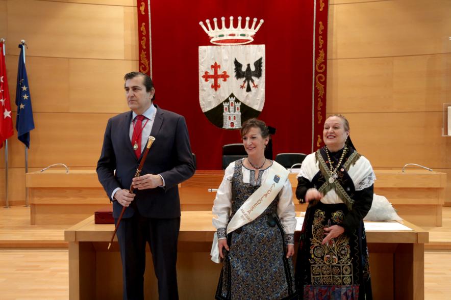 Fiesta de las Aguedas 2018 - Posado de las Águedas con el concejal.
