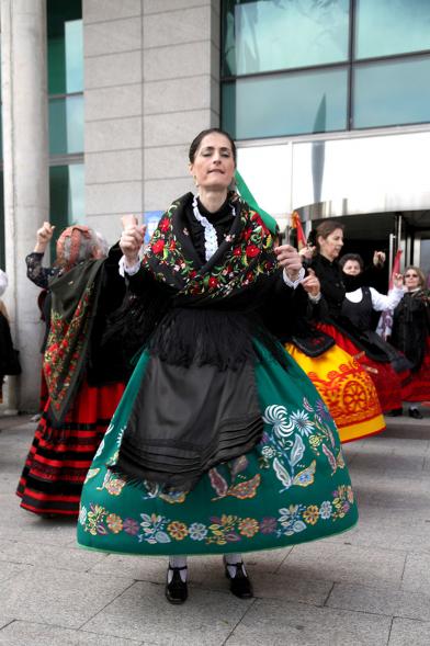 Día de las Águedas 2017 -Señora con traje típico.