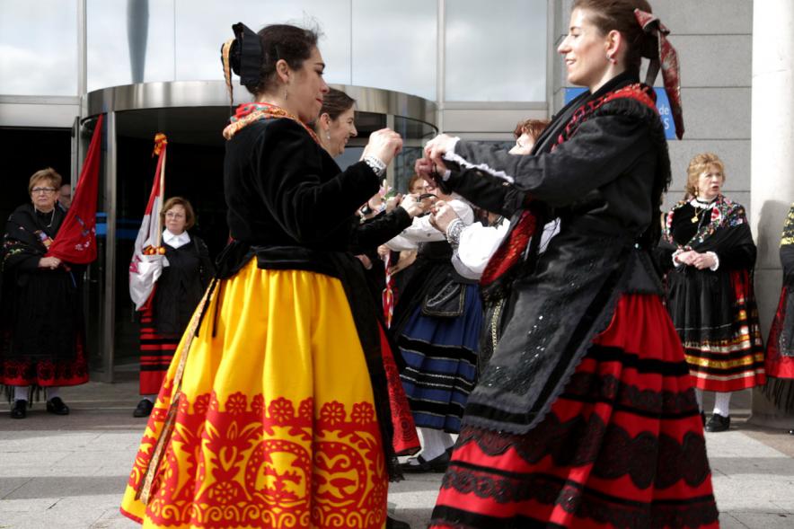 Día de las Águedas 2017 - Dos bailarinas regionales.