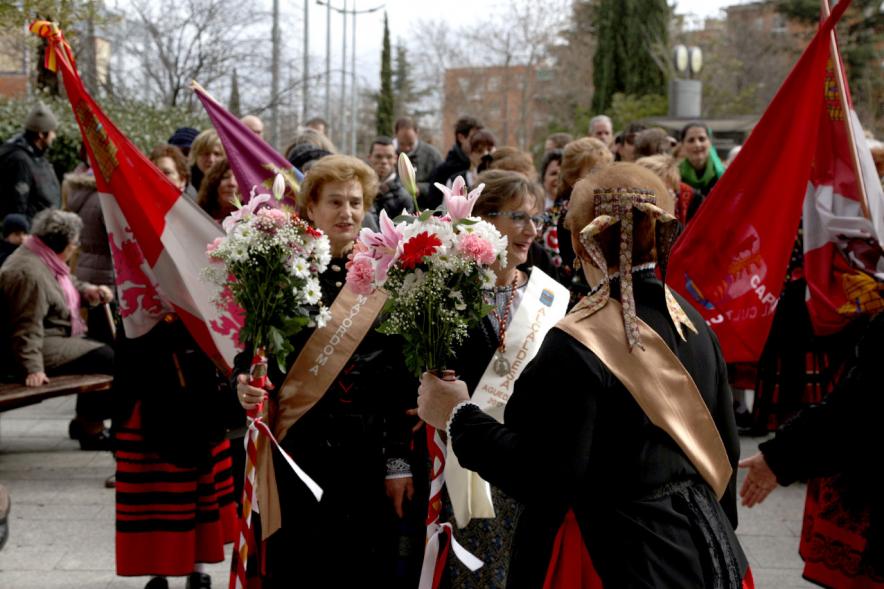 Día de las Águedas 2017 -Las Águedas con sus flores.