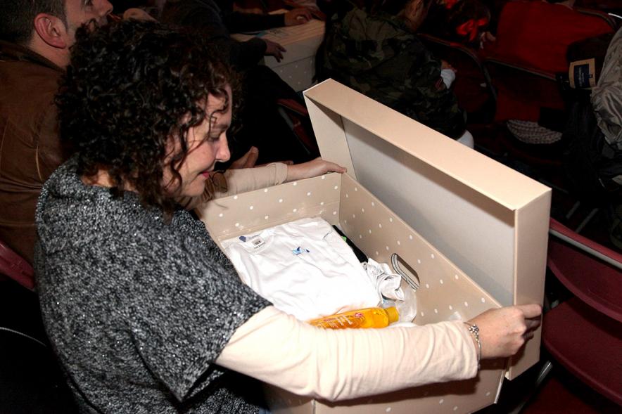 Benecifiario abriendo pack regalo