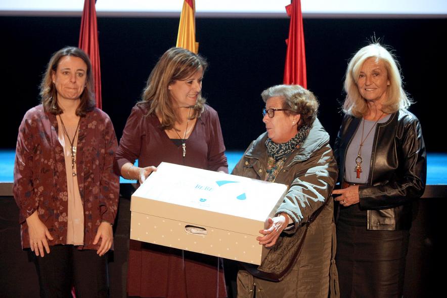 Consejales haciendo entrega del pack regalo