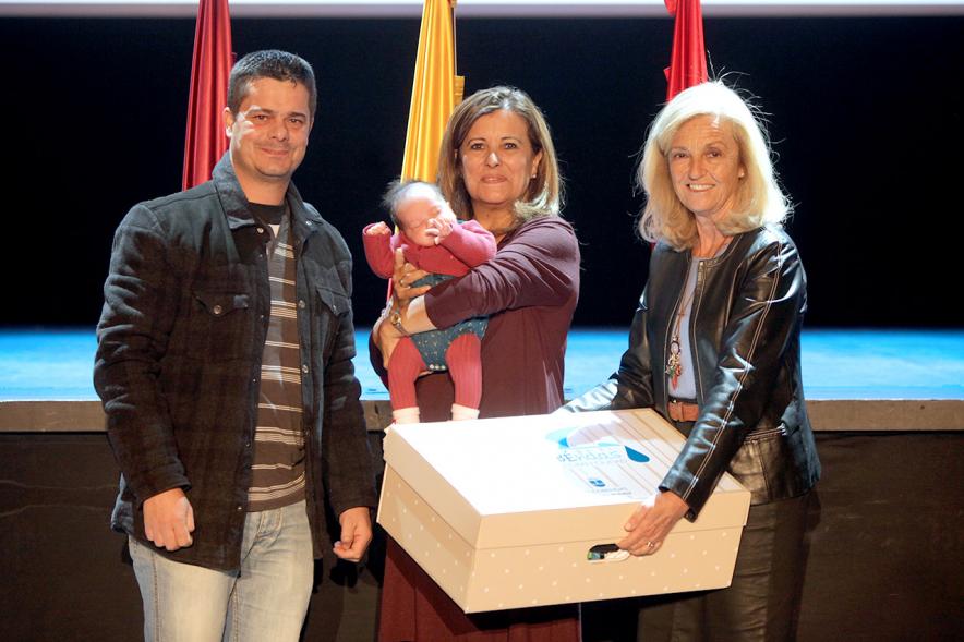 Consejales haciendo entrega del pack regalo