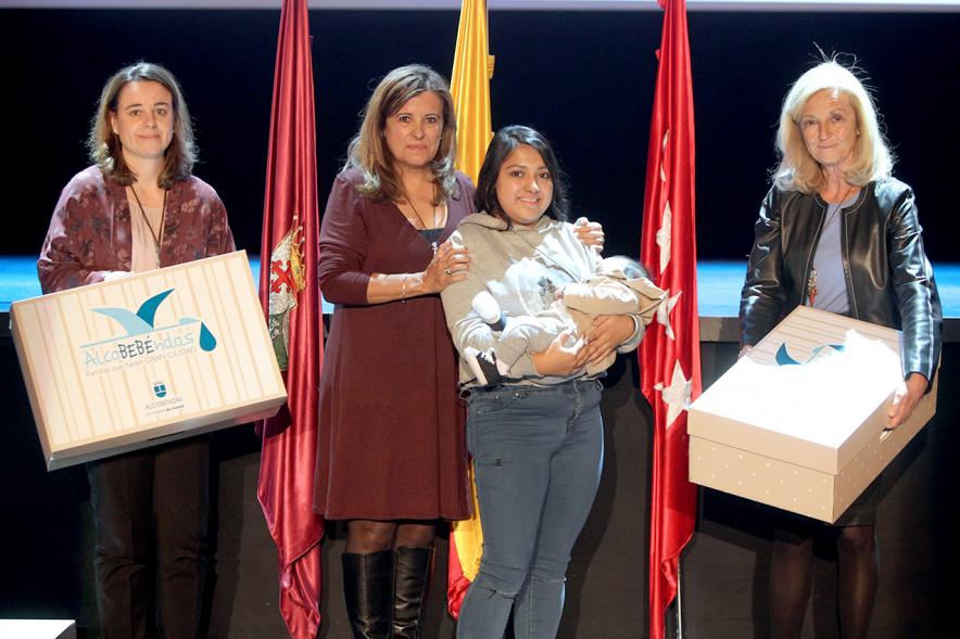 Consejales haciendo entrega del pack regalo