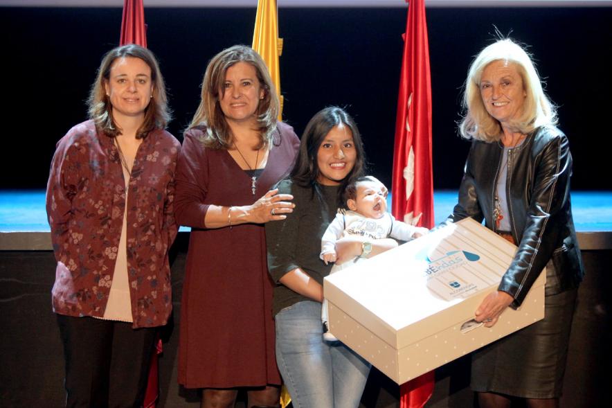 Consejales haciendo entrega del pack regalo