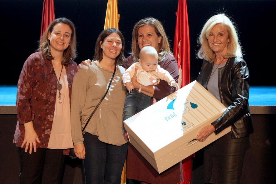 Consejales haciendo entrega del pack regalo