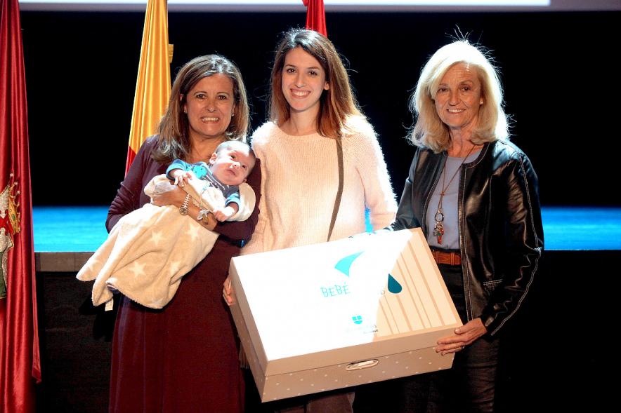 Consejales haciendo entrega del pack regalo