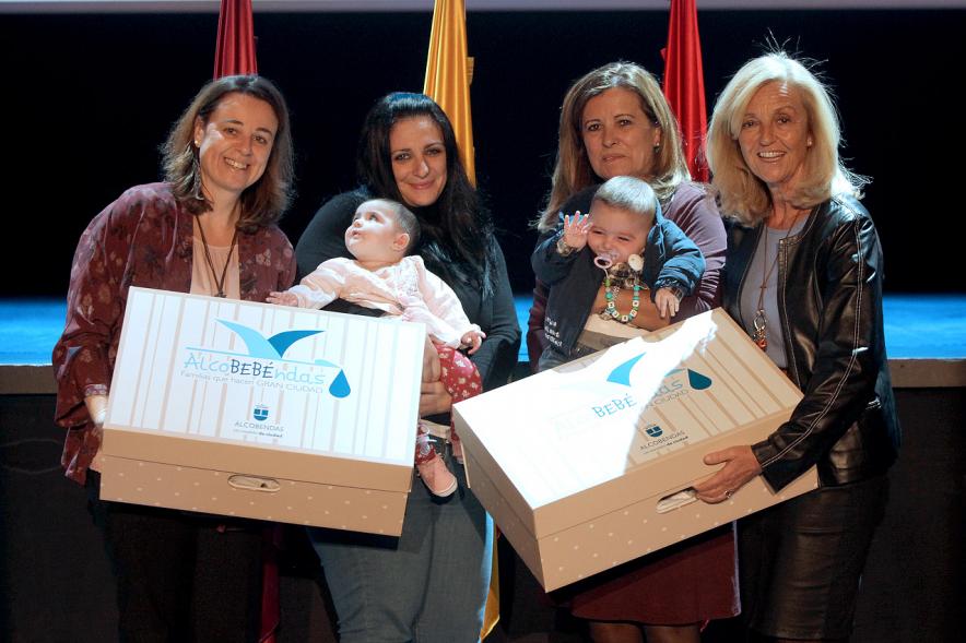 Consejales haciendo entrega del pack regalo