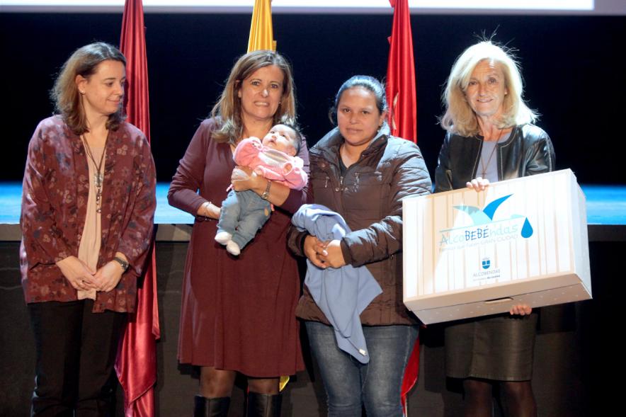 Consejales haciendo entrega del pack regalo