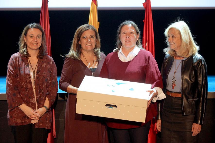 Consejales haciendo entrega del pack regalo