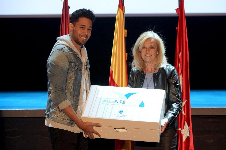 Consejales haciendo entrega del pack regalo