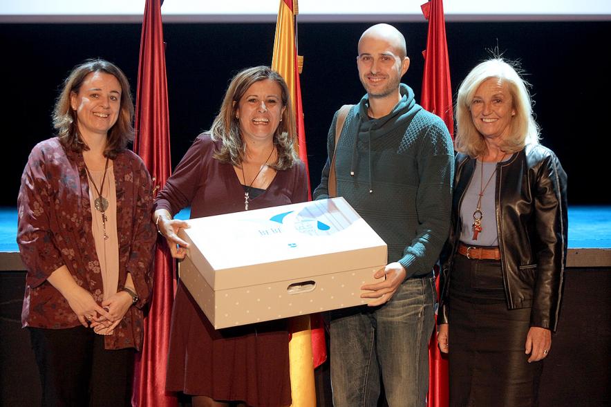 Consejales haciendo entrega del pack regalo