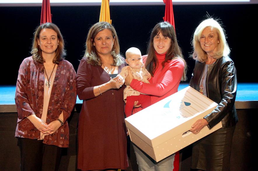Consejales haciendo entrega del pack regalo