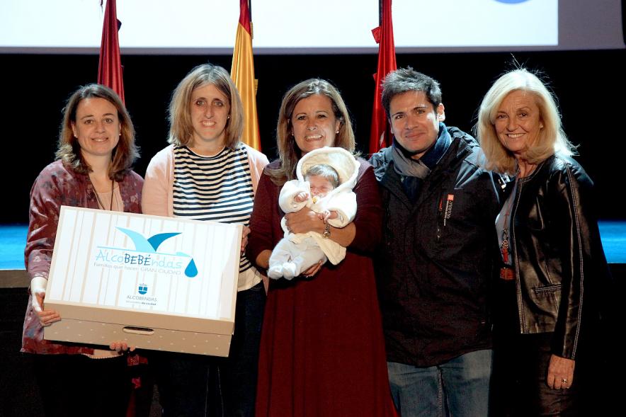 Consejales haciendo entrega del pack regalo