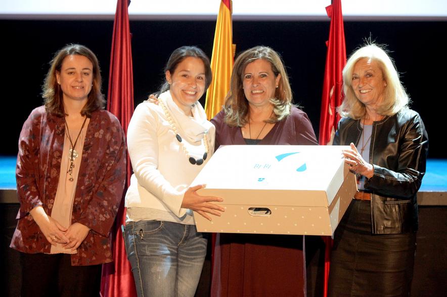 Consejales haciendo entrega del pack regalo