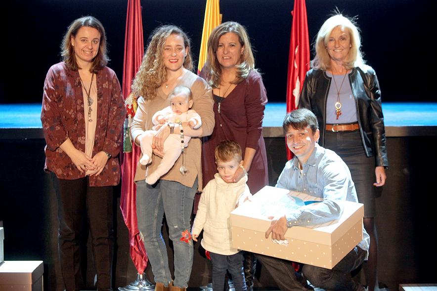 Consejales haciendo entrega del pack regalo