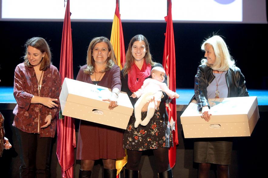 Consejales haciendo entrega del pack regalo