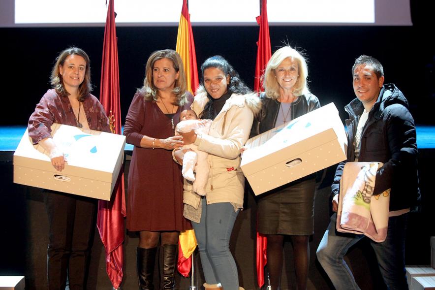 Consejales haciendo entrega del pack regalo