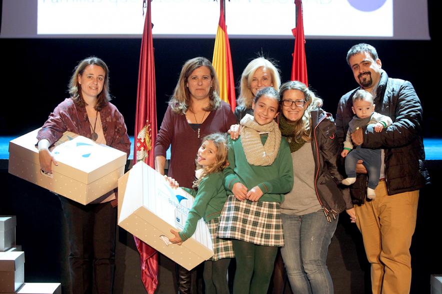 Consejales haciendo entrega del pack regalo