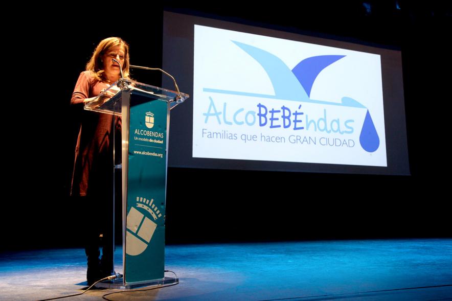 Concejala dirigiéndose a los beneficiarios