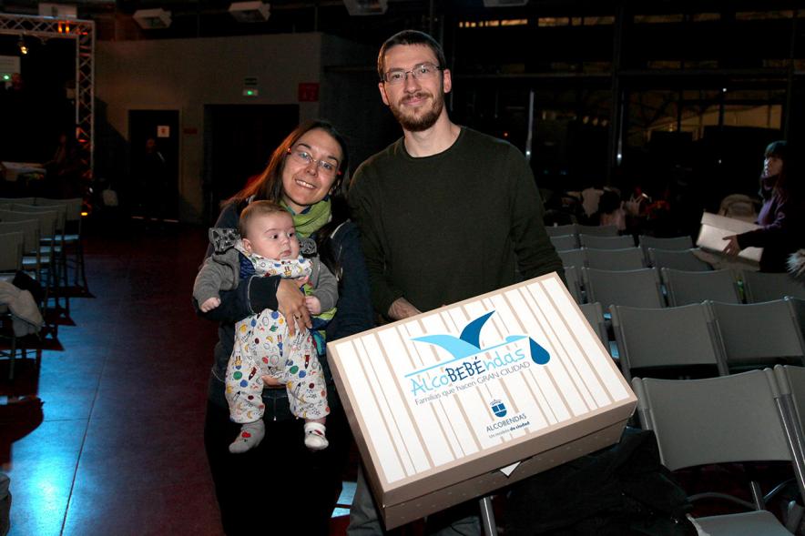 Padres participantes con su pack regalo