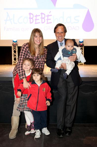 Alcalde García de Vinuesa haciendo entrega del regalo a los padres
