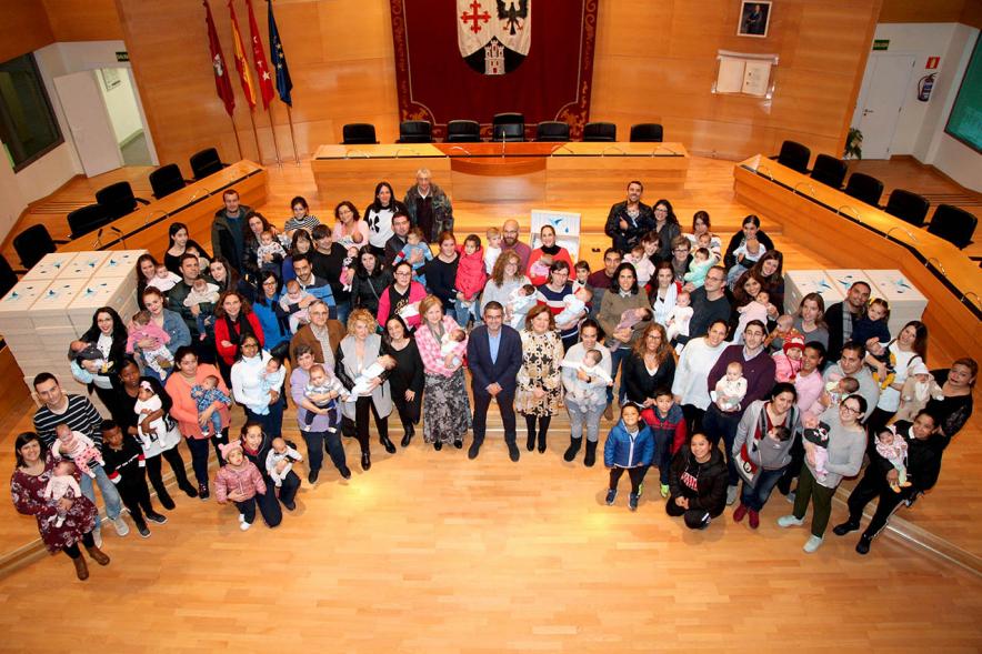Entrega a los padres del pack en  AlcoBebenda Segunda edición 2019