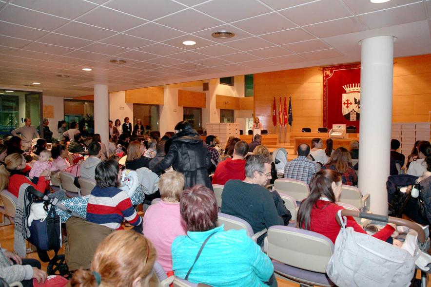 Entrega a los padres del pack en  AlcoBebenda Segunda edición 2019